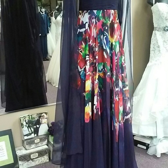 Prom dress - Picture 3 of 8